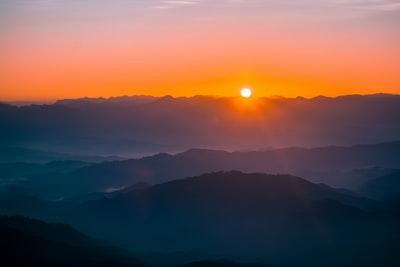 雾覆盖在黄金小时山
